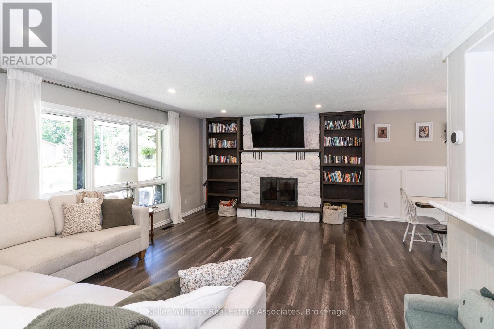 220 Alexander Street, Gravenhurst, Ontario  P1P 1A6 - Photo 4 - X12276481