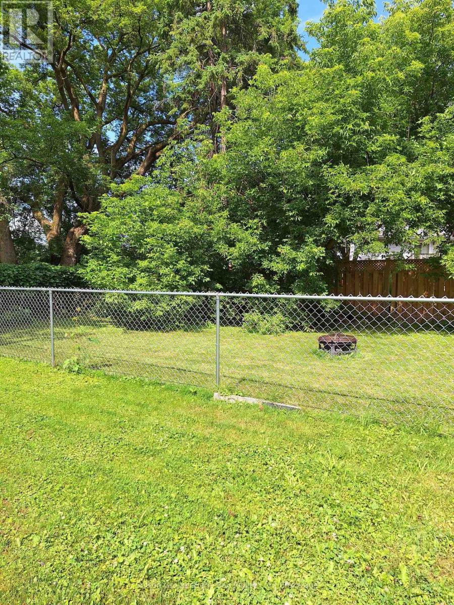 215 Cedar Street, Clearview, Ontario  L0M 1S0 - Photo 32 - S12279083