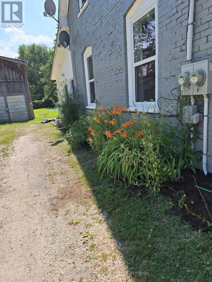 215 Cedar Street, Clearview, Ontario  L0M 1S0 - Photo 4 - S12279083