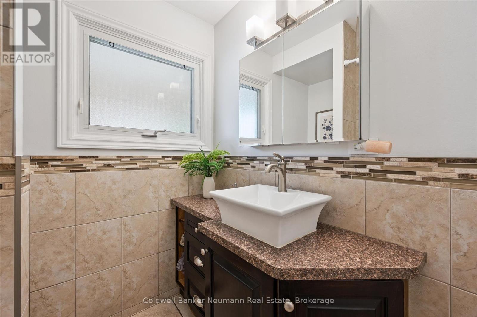 71 Pleasant Road, Guelph, Ontario  N1E 3Z5 - Photo 17 - X12279248