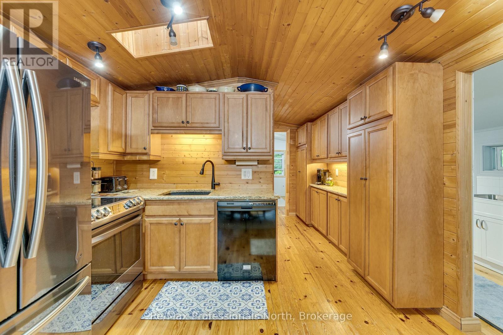 1028 Inverness Road, Muskoka Lakes, Ontario  P0B 1M0 - Photo 3 - X12279455