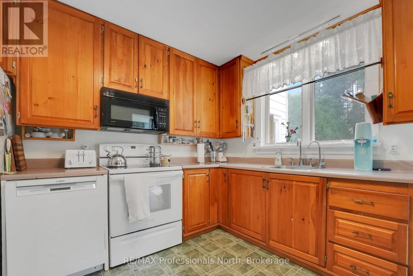 10 Stouffer Street, Minden Hills, Ontario  K0M 2K0 - Photo 17 - X12280086