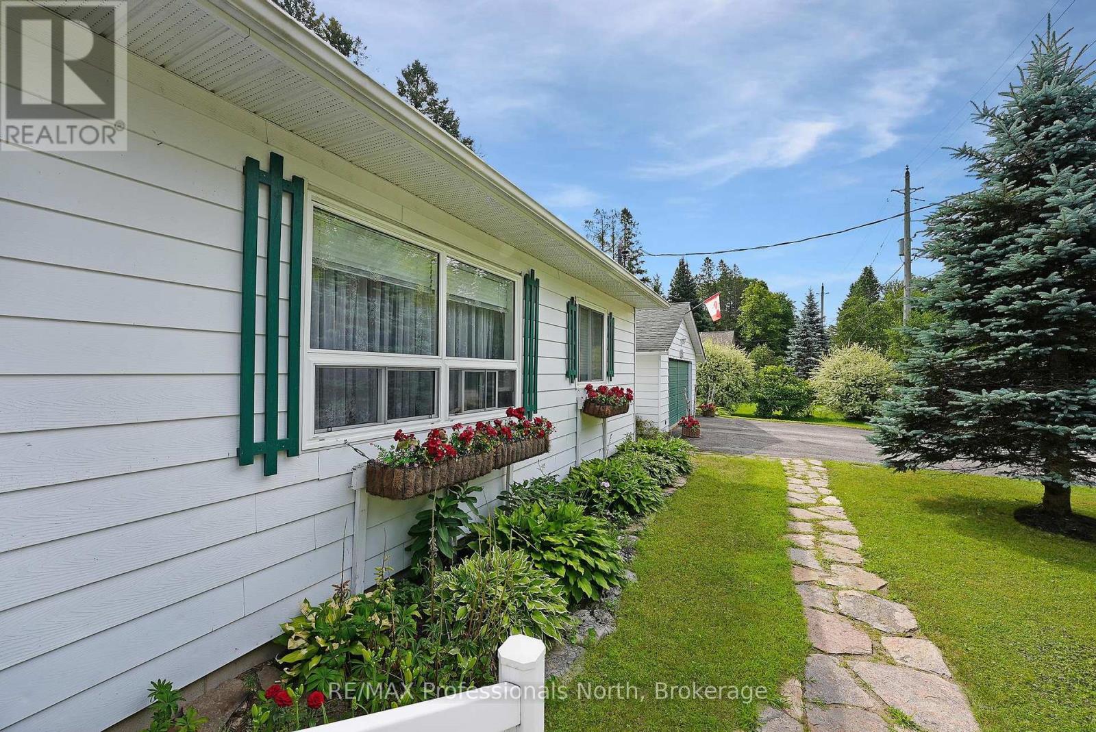 10 Stouffer Street, Minden Hills, Ontario  K0M 2K0 - Photo 4 - X12280086