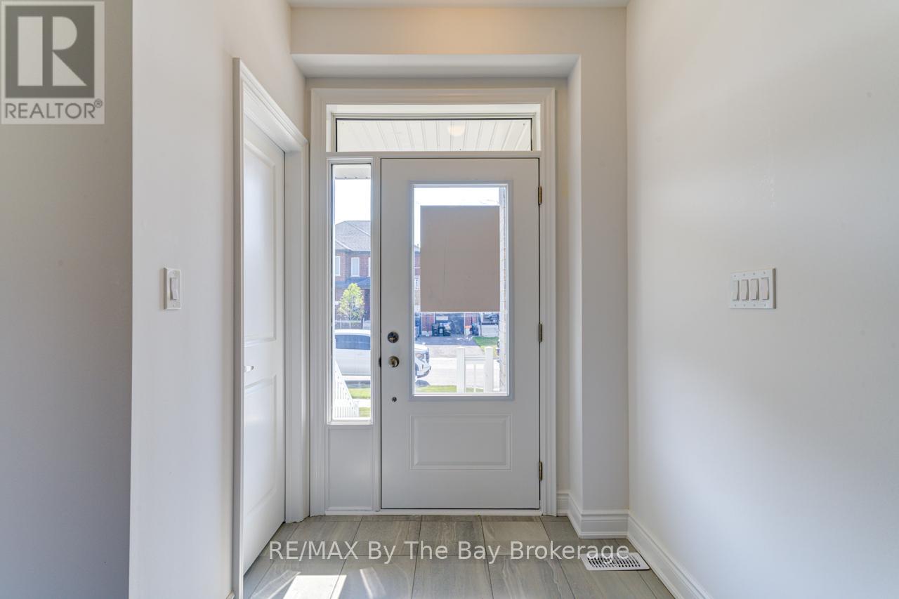 21 Lisa Street, Wasaga Beach, Ontario  L9Z 1J9 - Photo 5 - S12280296