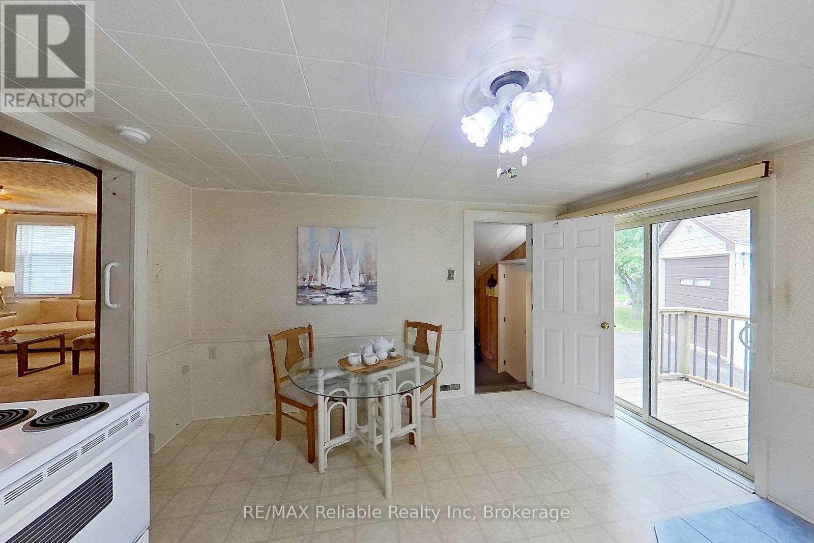 37 Front Road, Huron East, Ontario  N0K 1G0 - Photo 5 - X12281508