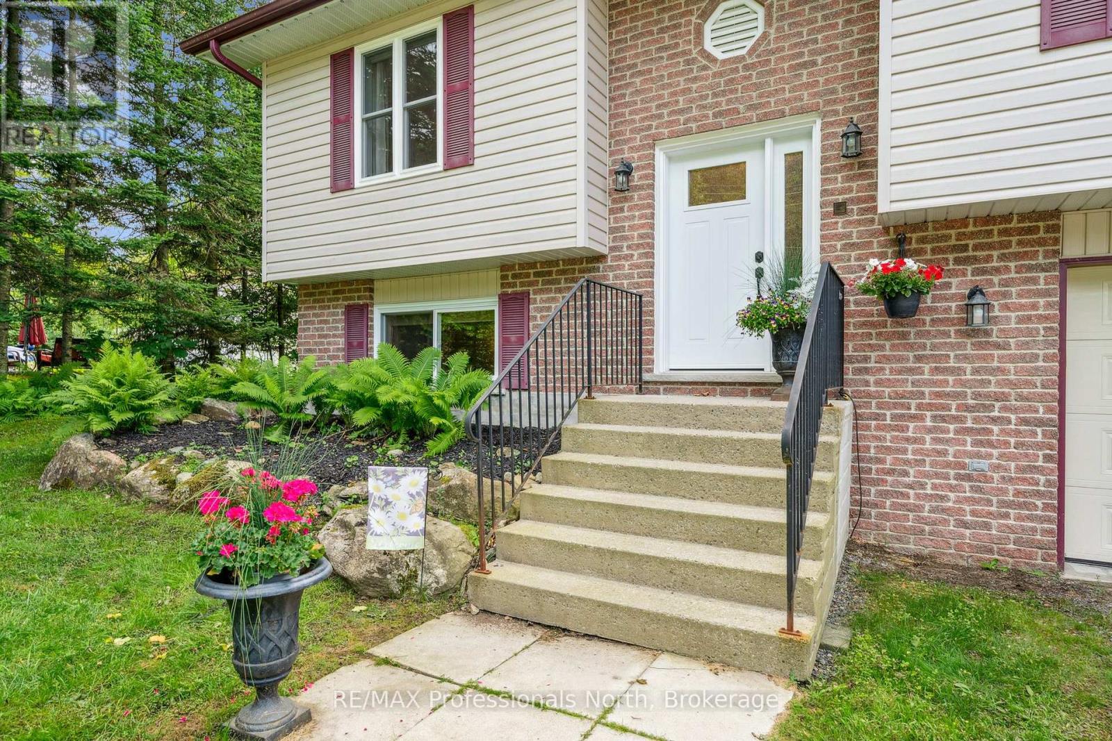 57 Young Street S, Huntsville, Ontario  P1H 1T8 - Photo 3 - X12281653
