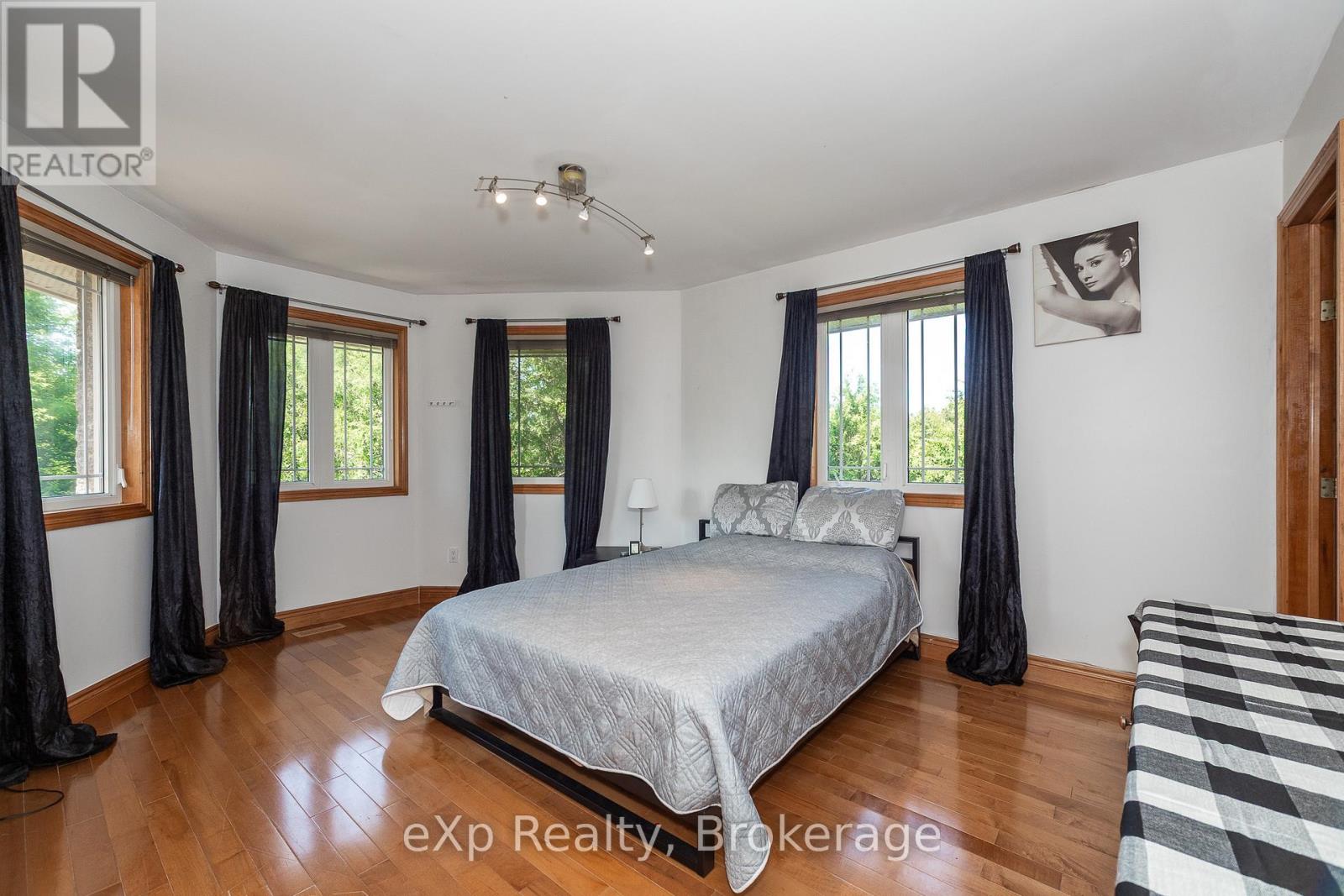 910 26th Street E, Owen Sound, Ontario  N4K 5N3 - Photo 22 - X12281731