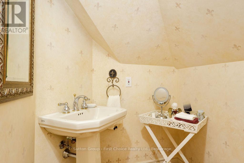 82 Princess Street, Stratford, Ontario  N5A 6C6 - Photo 35 - X12282788