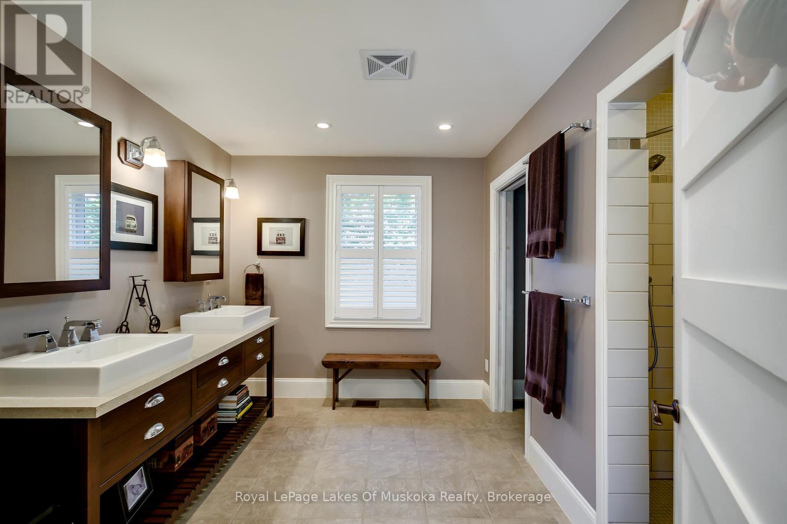 230 Ecclestone Drive, Bracebridge, Ontario  P1L 1G4 - Photo 11 - X12285154