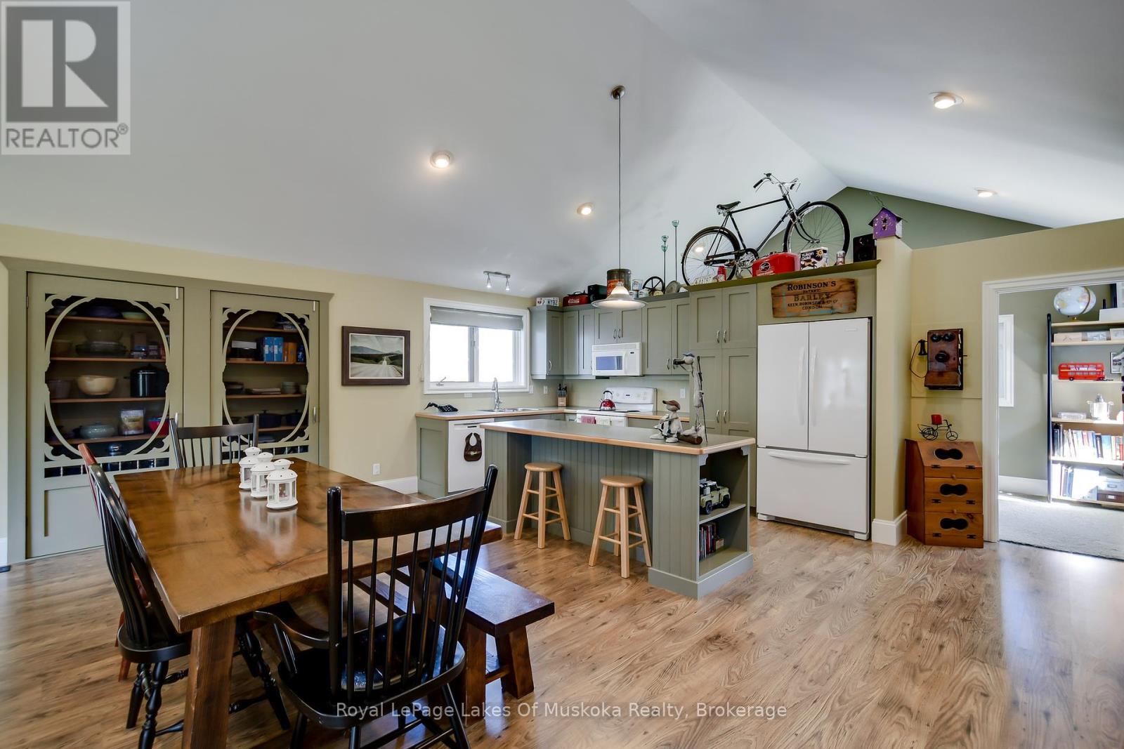 230 Ecclestone Drive, Bracebridge, Ontario  P1L 1G4 - Photo 4 - X12285154