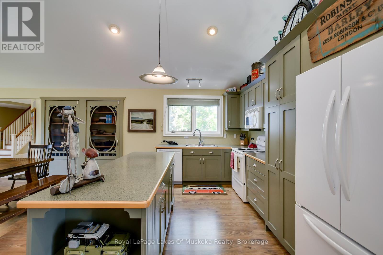230 Ecclestone Drive, Bracebridge, Ontario  P1L 1G4 - Photo 5 - X12285154