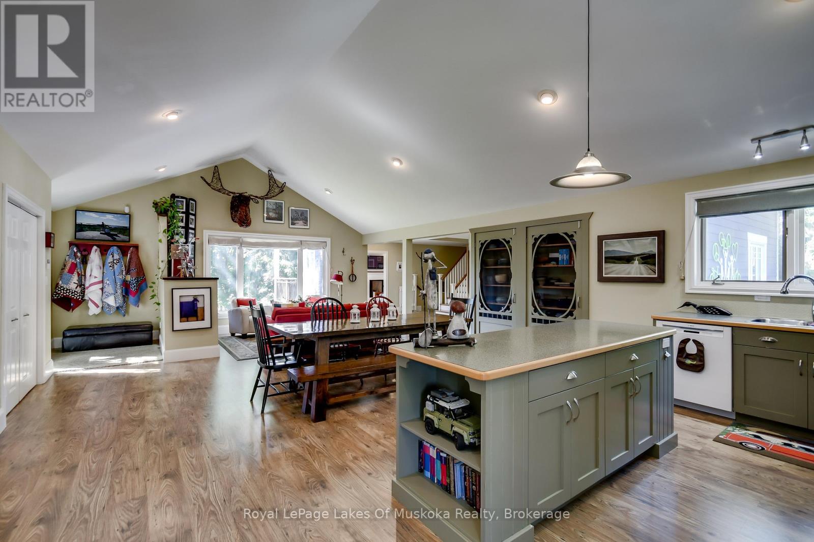 230 Ecclestone Drive, Bracebridge, Ontario  P1L 1G4 - Photo 6 - X12285154