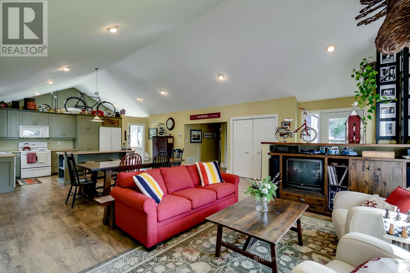 230 Ecclestone Drive, Bracebridge, Ontario  P1L 1G4 - Photo 9 - X12285154