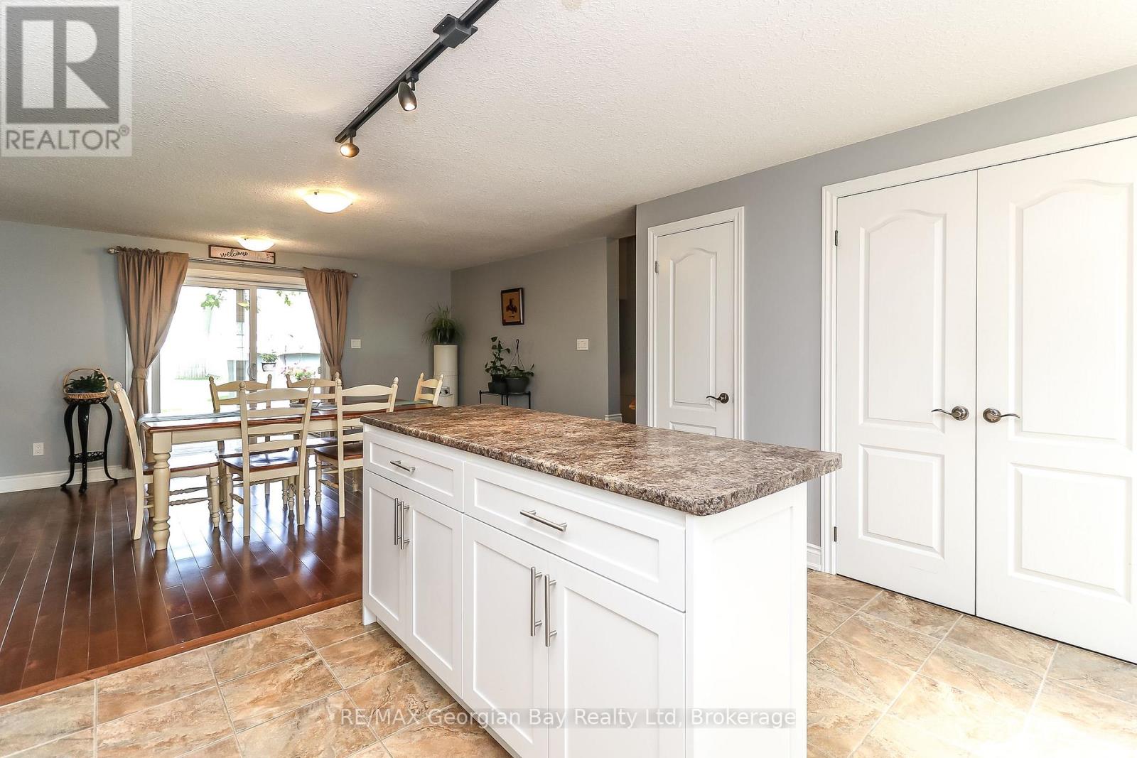 200 Jephson Street, Tay, Ontario  L0K 2A0 - Photo 15 - S12285919