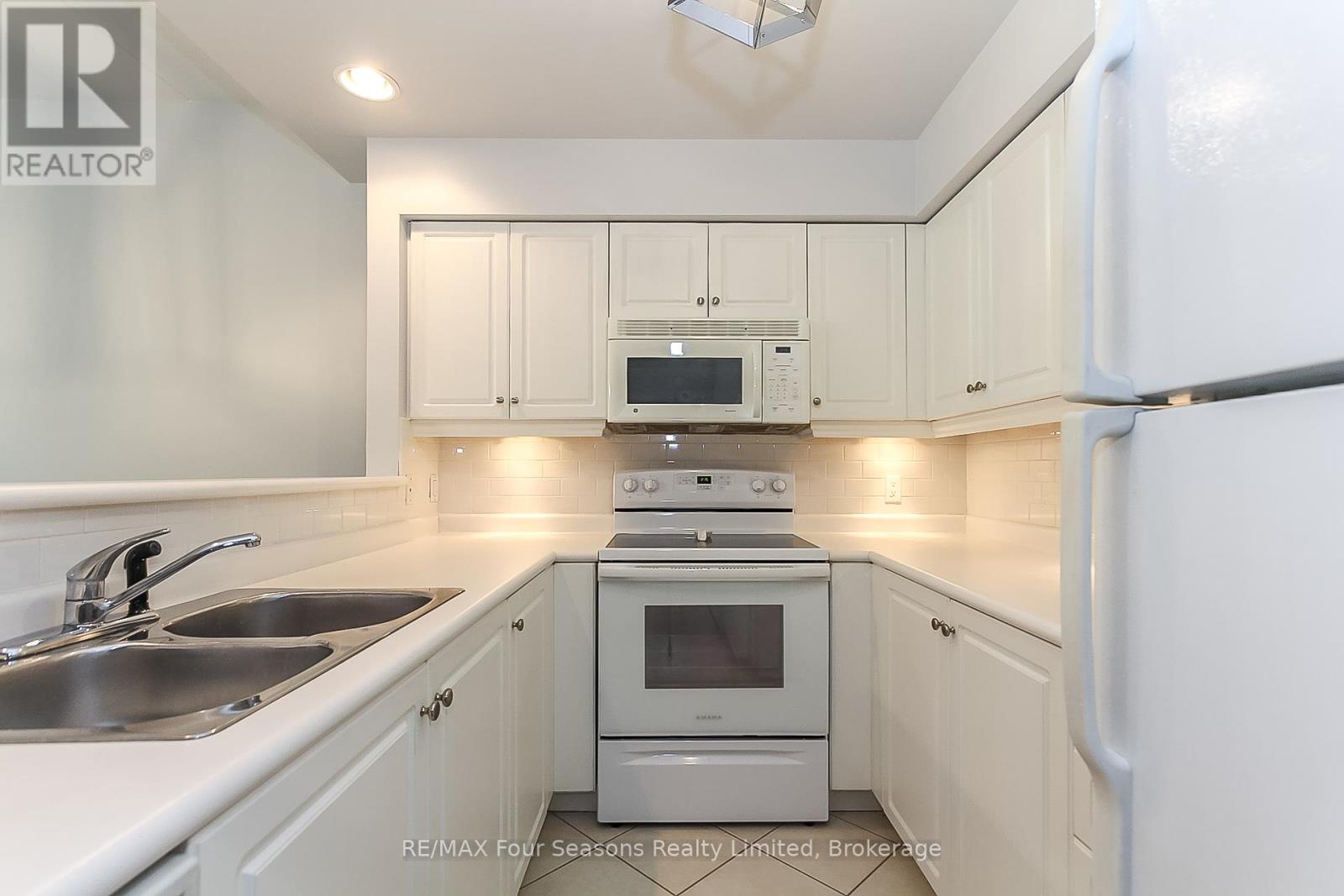919 Cedar Pointe Court, Collingwood, Ontario  L9Y 5C7 - Photo 10 - S12288657