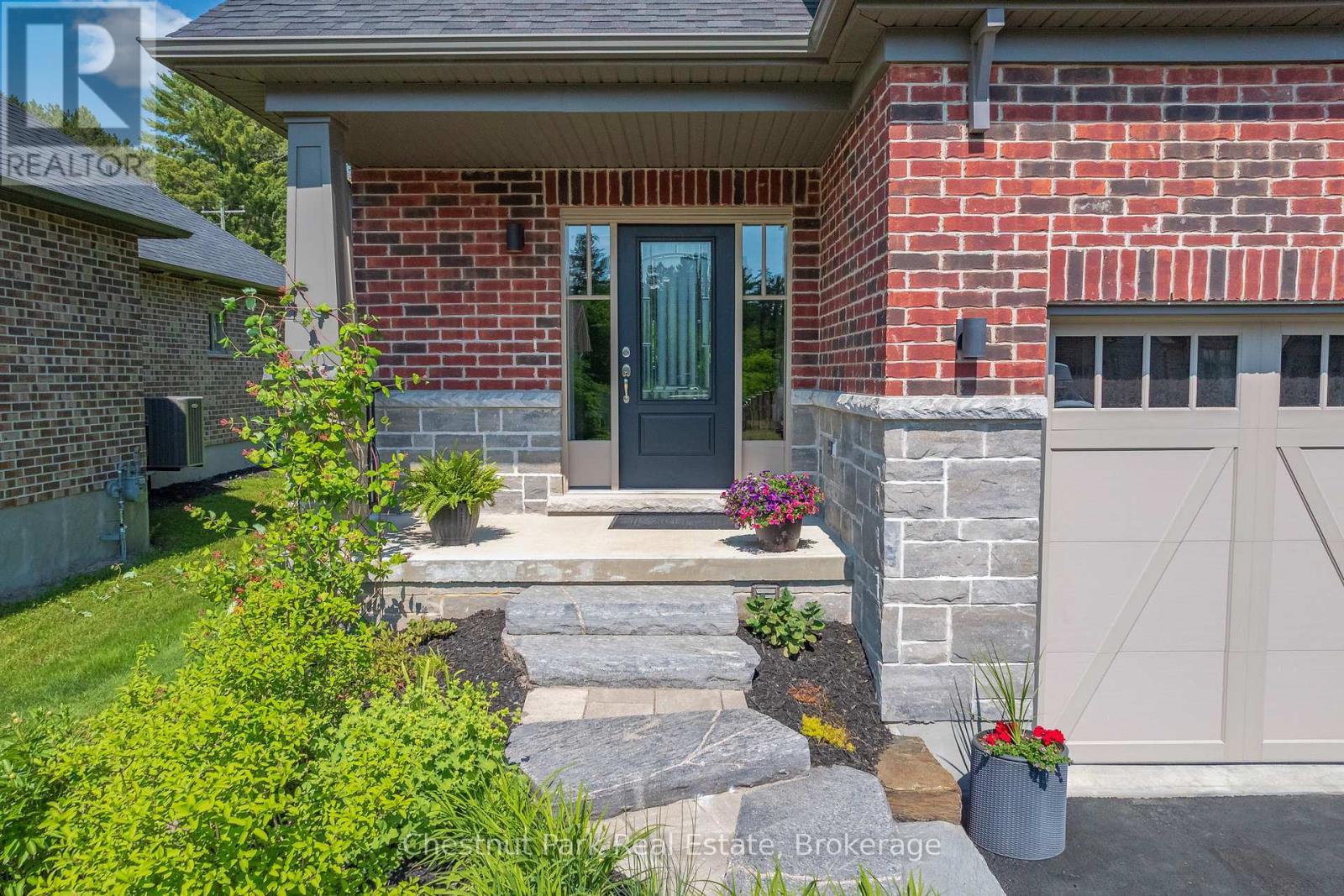76 Selkirk Drive, Huntsville, Ontario  P1H 0C6 - Photo 2 - X12293134