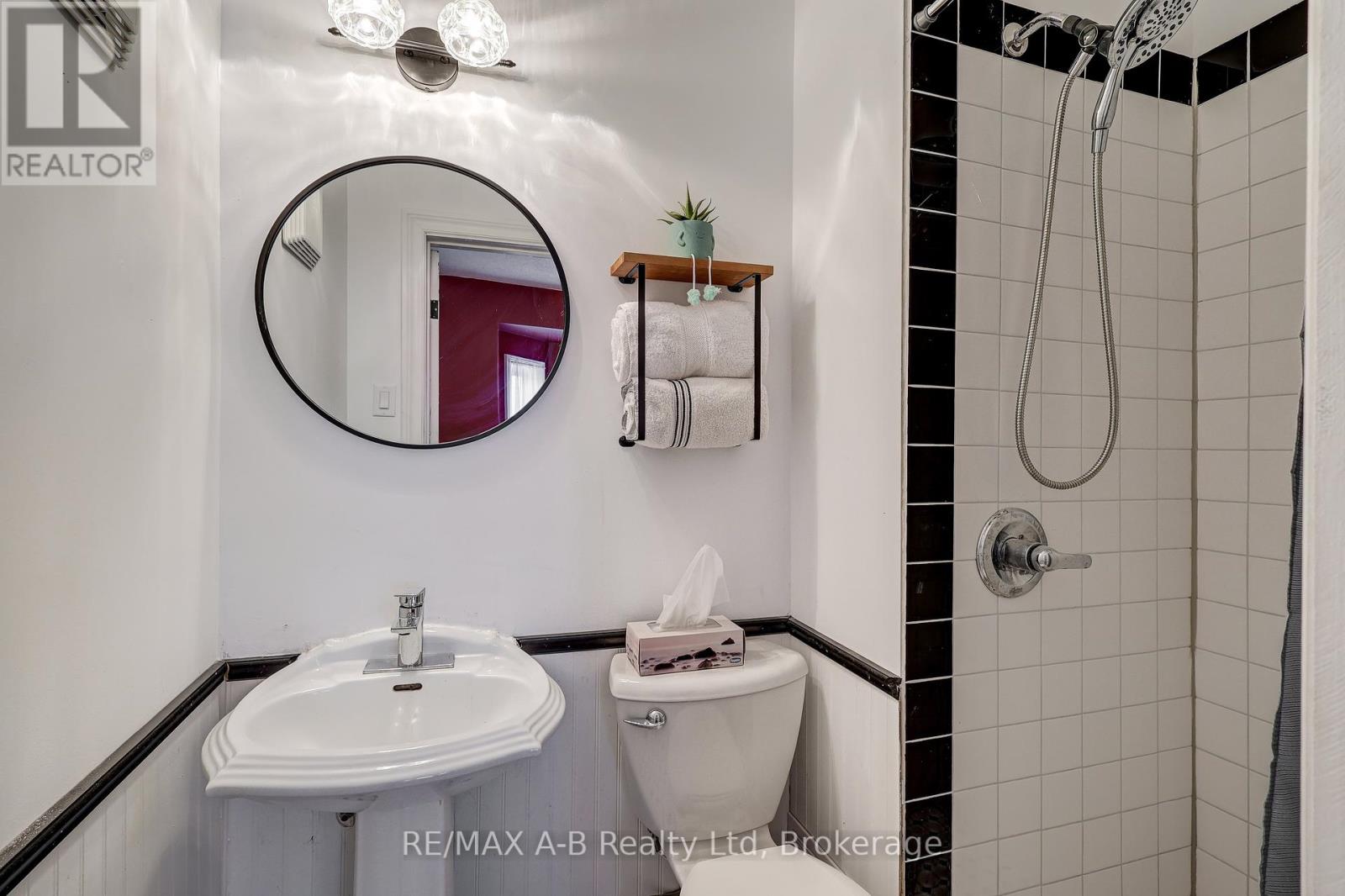 246 Wellington Street, Stratford, Ontario  N5A 2L6 - Photo 35 - X12294414