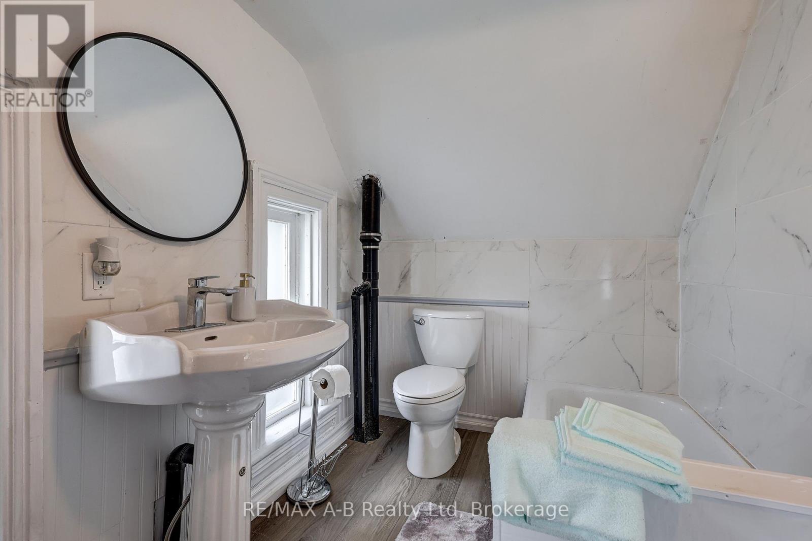 246 Wellington Street, Stratford, Ontario  N5A 2L6 - Photo 47 - X12294414
