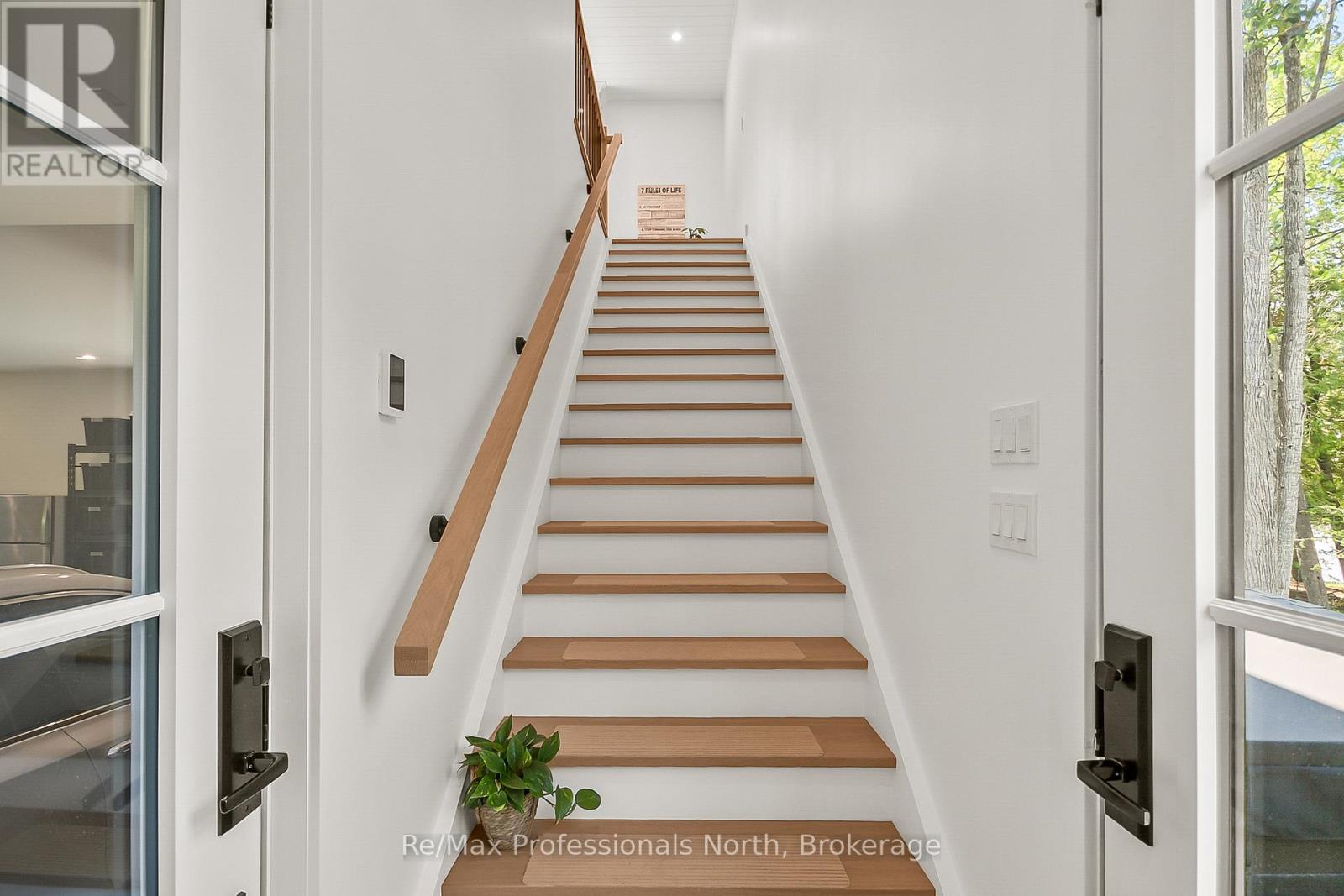 1054 Brydons Bay Road, Gravenhurst, Ontario  P1P 1R1 - Photo 5 - X12299721
