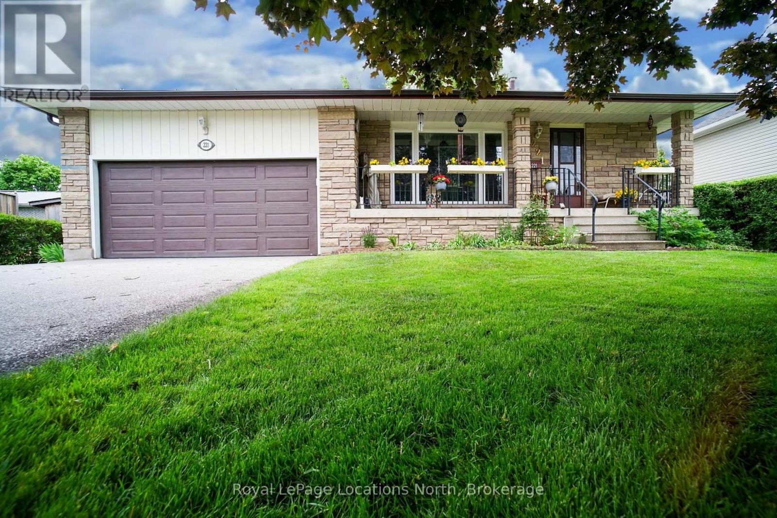 221 John Street E, Clearview, Ontario  L0M 1S0 - Photo 1 - S12304584
