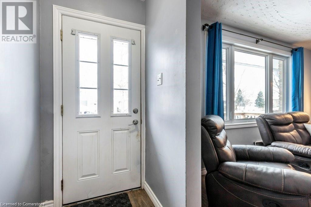 510 Oakridge Place Unit# Up Unit, Waterloo, Ontario  N2L 4P2 - Photo 3 - 40754747