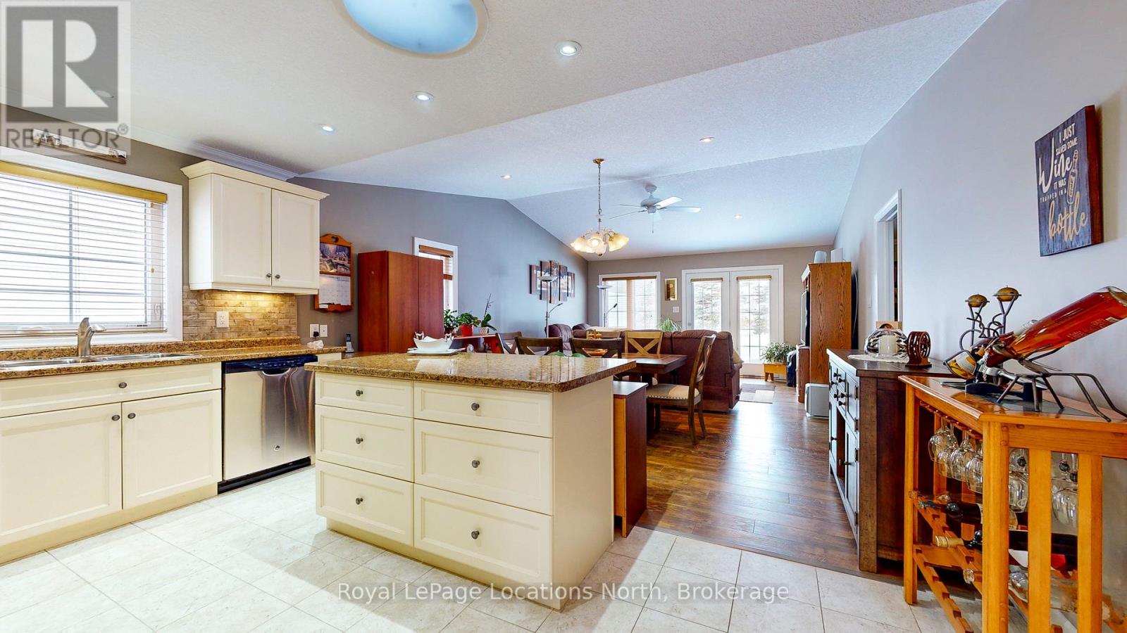54 New York Avenue, Wasaga Beach, Ontario  L9Z 3A8 - Photo 7 - S12308817