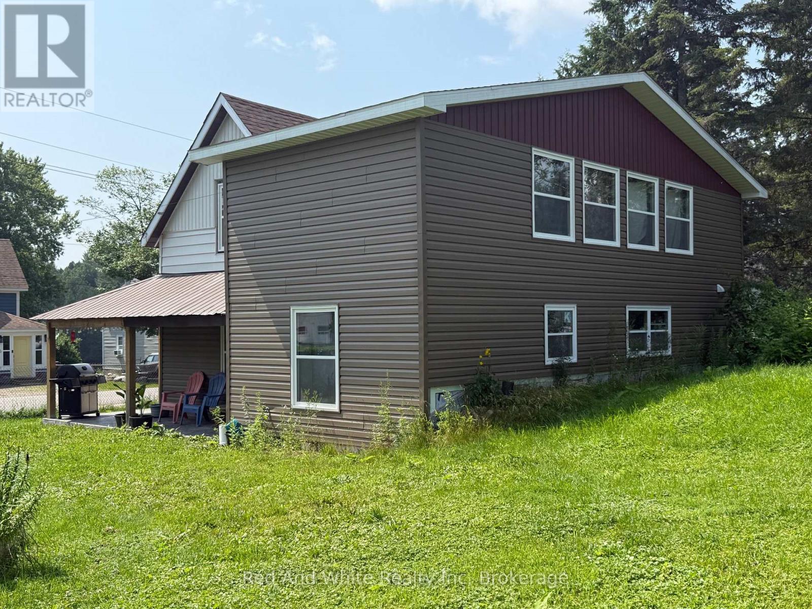 5 Bay Street, Magnetawan, Ontario  P0A 1P0 - Photo 2 - X12308986