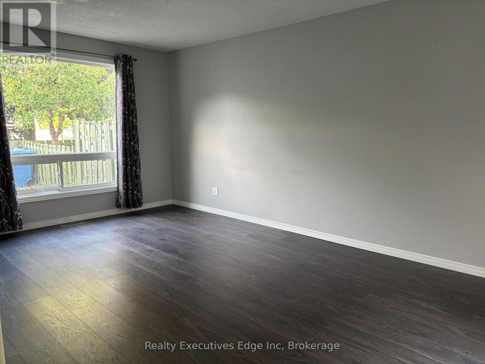 322 Scottsdale Drive, Guelph, Ontario  N1G 2K8 - Photo 7 - X12309305