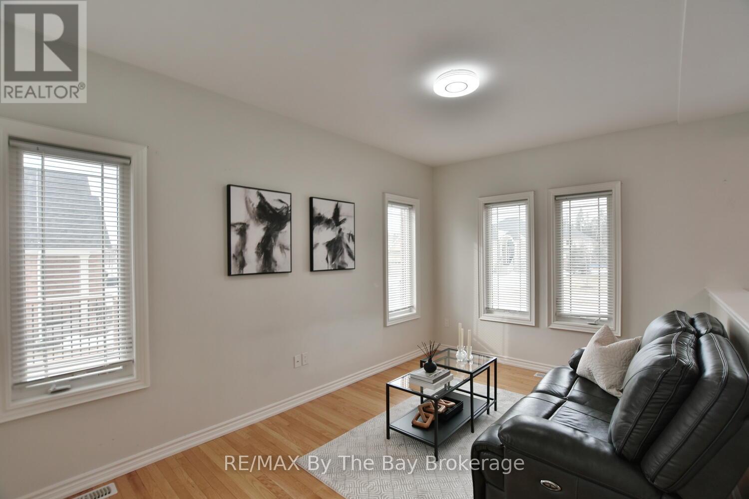 52 Pearl Street, Wasaga Beach, Ontario  L9Z 0G8 - Photo 10 - S12313704