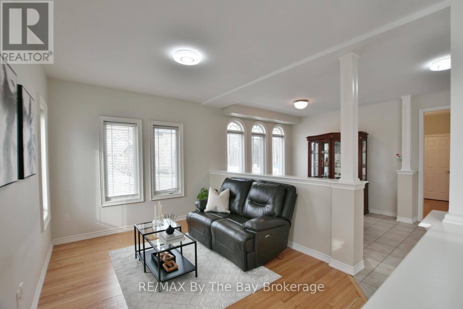 52 Pearl Street, Wasaga Beach, Ontario  L9Z 0G8 - Photo 11 - S12313704