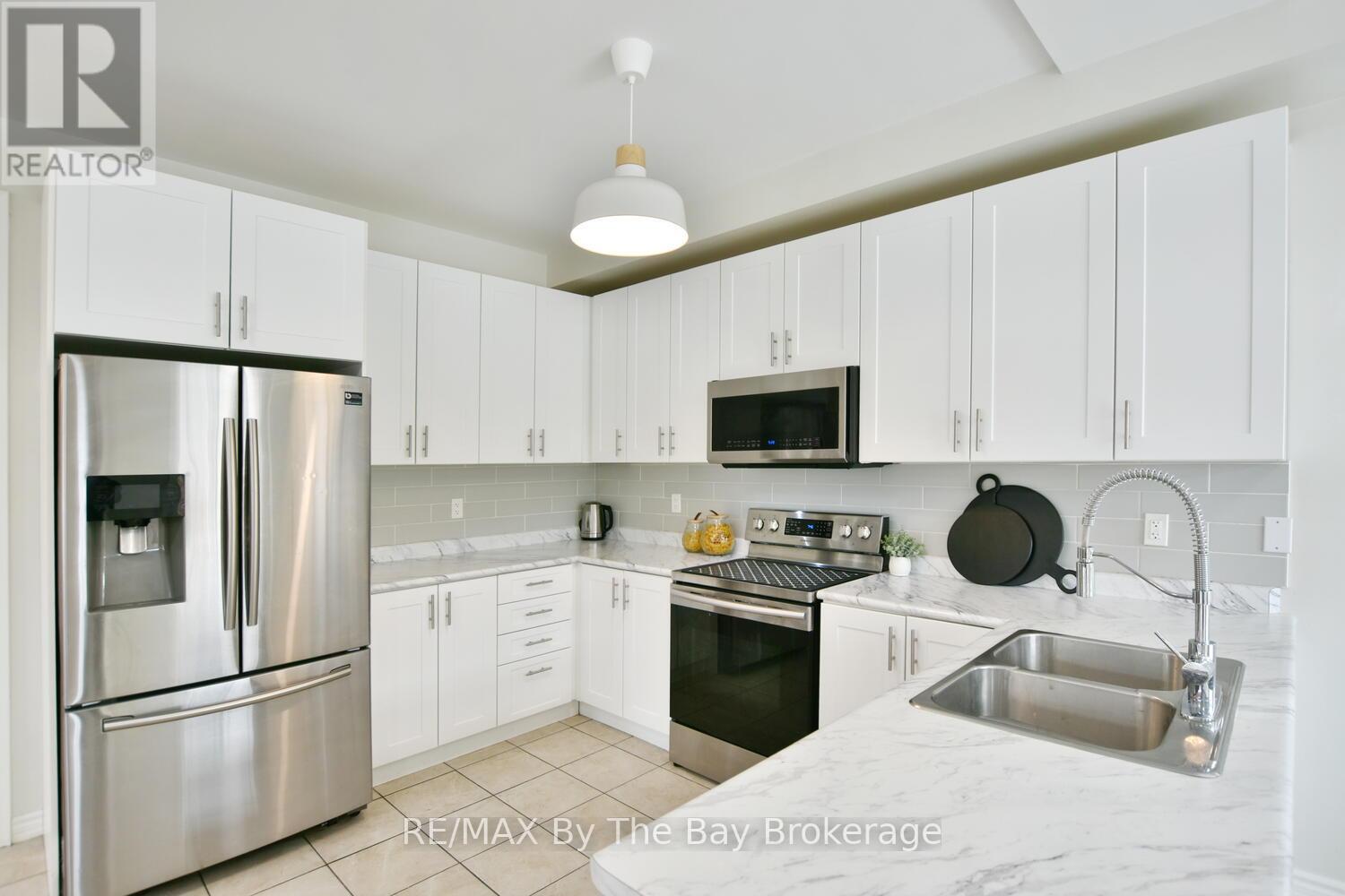 52 Pearl Street, Wasaga Beach, Ontario  L9Z 0G8 - Photo 12 - S12313704