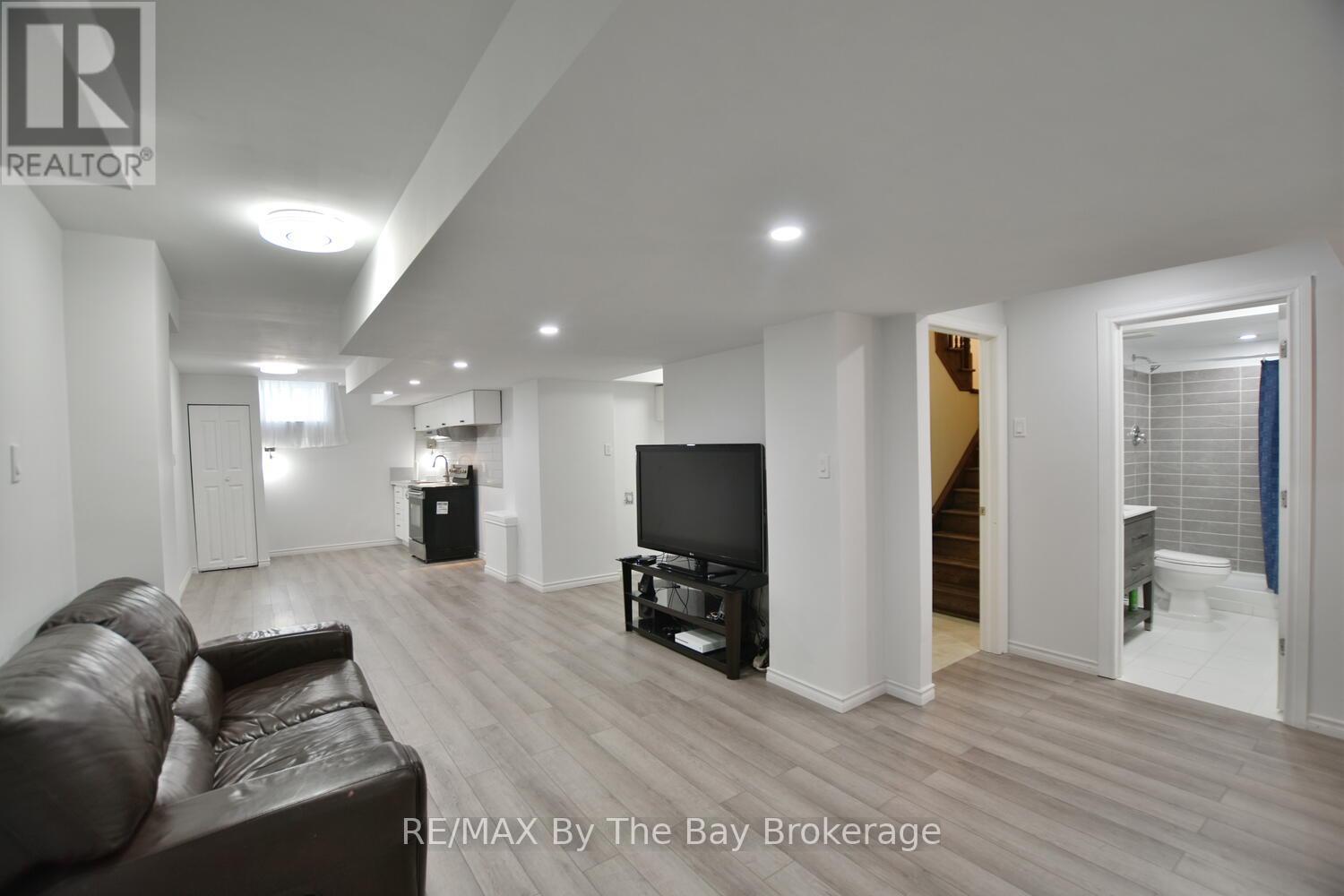 52 Pearl Street, Wasaga Beach, Ontario  L9Z 0G8 - Photo 24 - S12313704