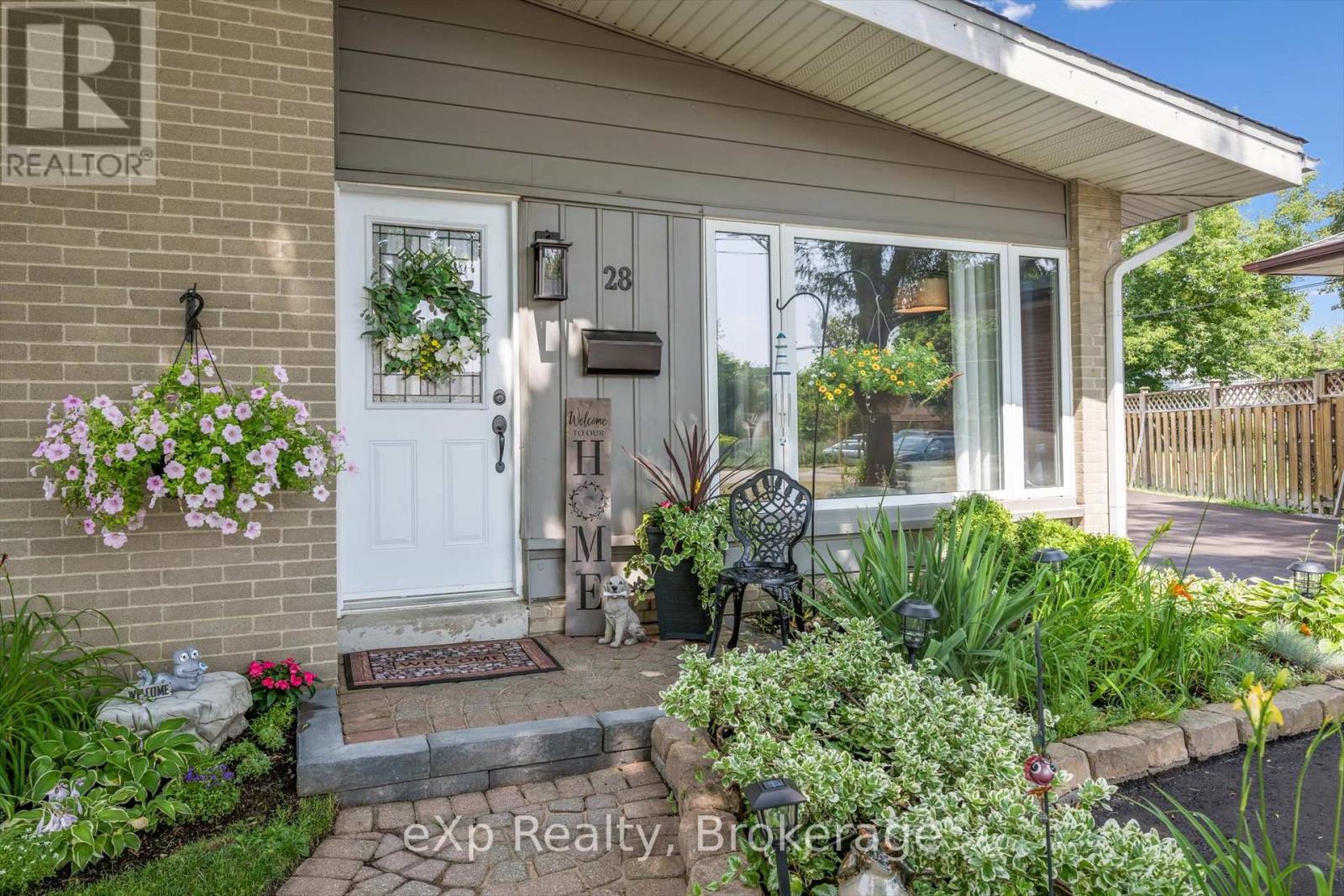 28 Alston Court, Brampton, Ontario  L6W 3B6 - Photo 4 - W12313973