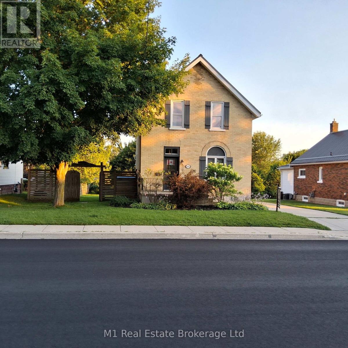 541 9th Street, Hanover, Ontario  N4N 1M3 - Photo 1 - X12317223
