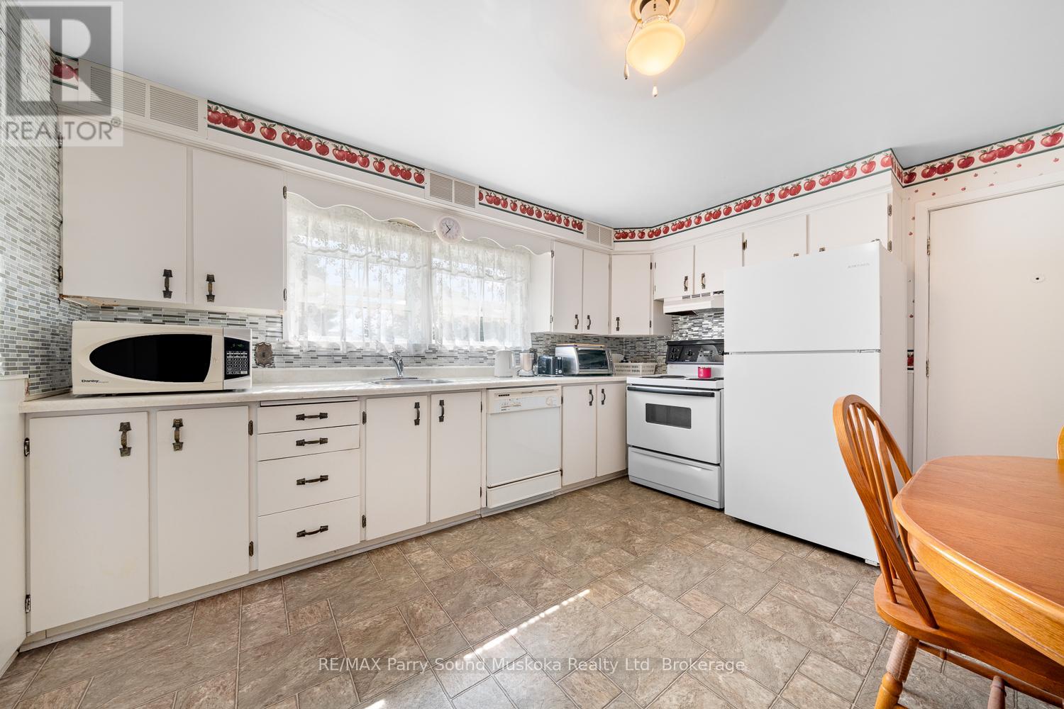 49 Cascade Street, Parry Sound, Ontario  P2A 1J8 - Photo 12 - X12319664