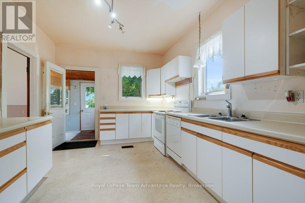 71 Gibson Street, Parry Sound, Ontario  P2A 1X2 - Photo 14 - X12320266
