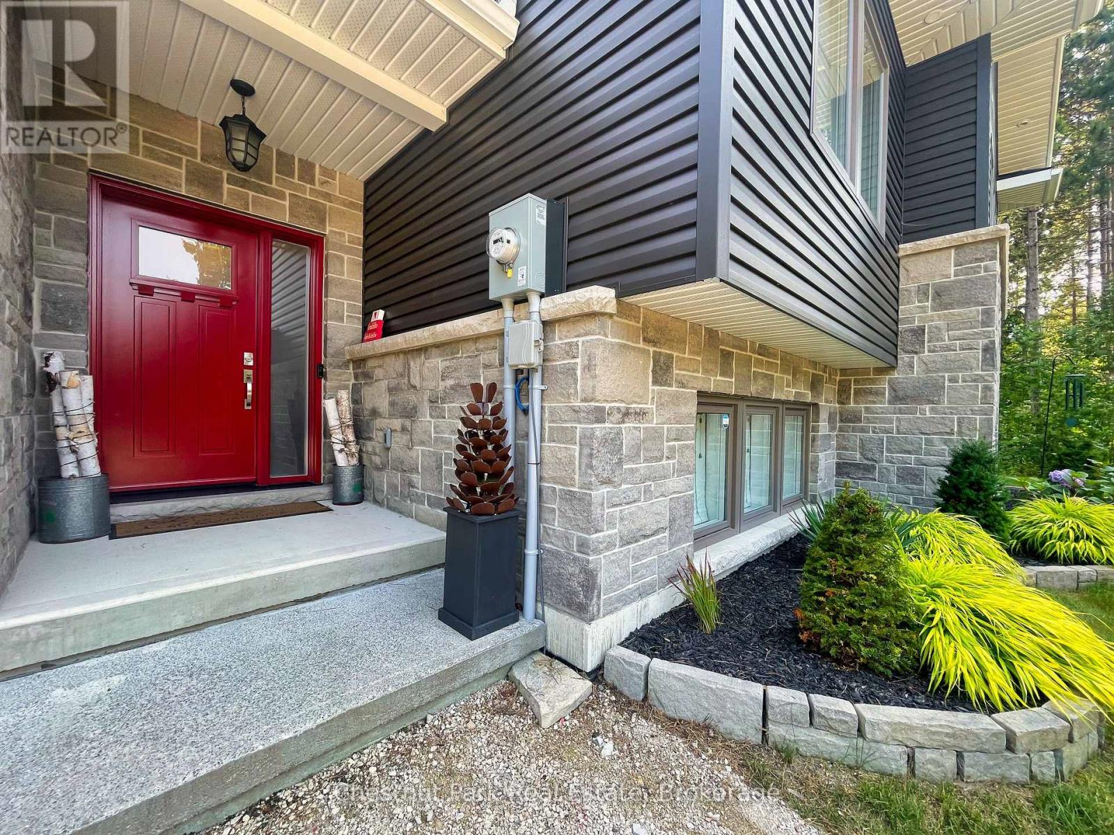 18 Telford Street, South Bruce Peninsula, Ontario  N0H 2T0 - Photo 2 - X12320288