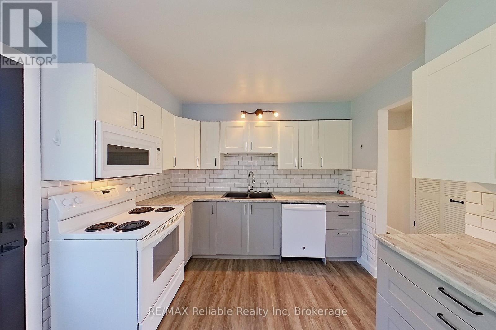 439 Queen Street E, Wellington North, Ontario  N0G 2L2 - Photo 3 - X12320549