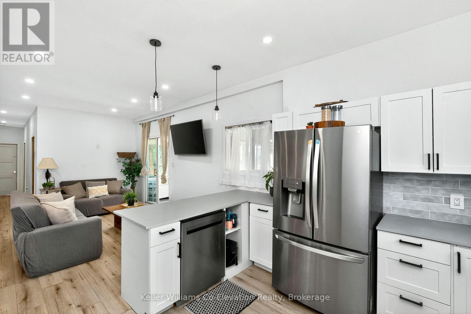 19 Vic's Road, Midland, Ontario  L4R 0B9 - Photo 8 - S12320831
