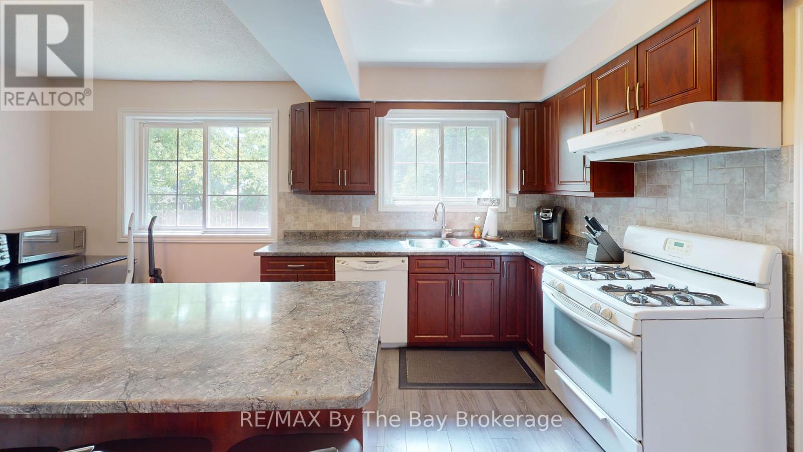 178 Oxbow Park Drive, Wasaga Beach, Ontario  L9Z 2V7 - Photo 6 - S12320971