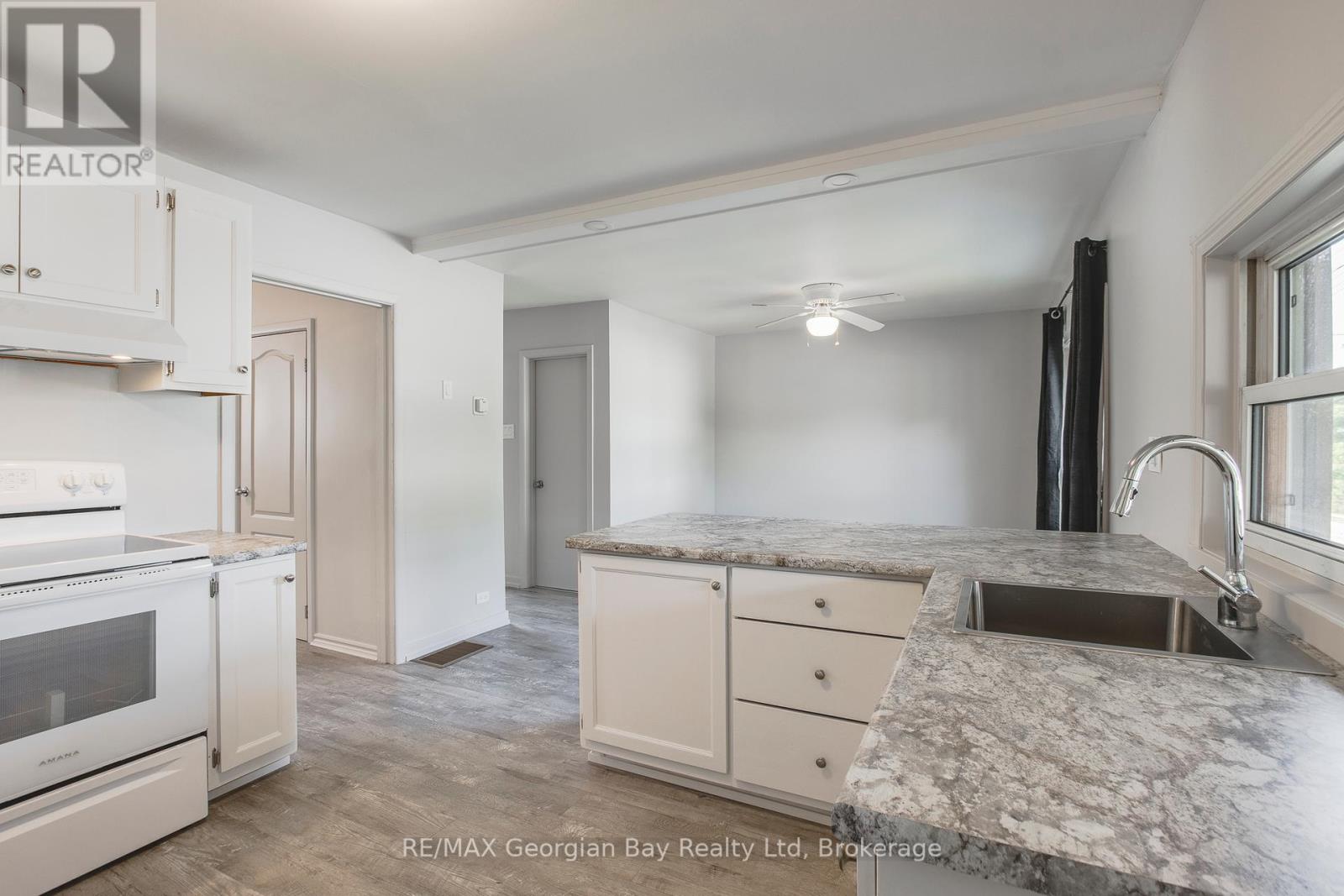 16 Edward Street, Penetanguishene, Ontario  L9M 1L1 - Photo 6 - S12321158
