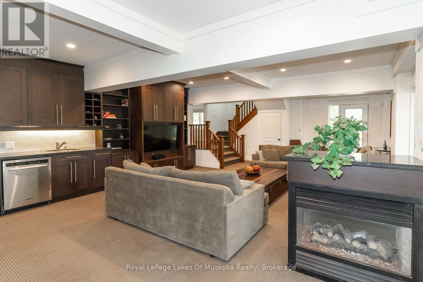 51 Pinetree Road, Gravenhurst, Ontario  P1P 1R2 - Photo 6 - X12321603