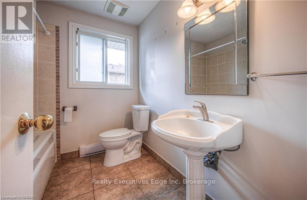 62 Scenic Drive, Kitchener, Ontario  N2A 2P6 - Photo 12 - X12322383