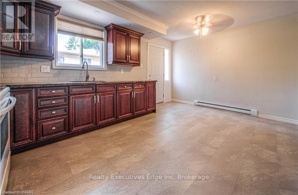 62 Scenic Drive, Kitchener, Ontario  N2A 2P6 - Photo 5 - X12322383
