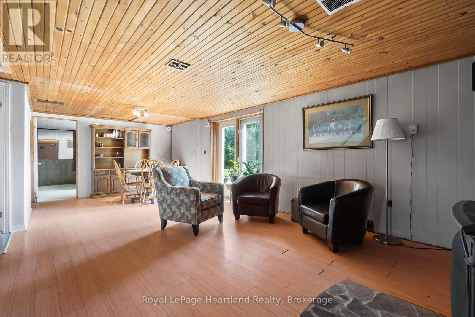 8715 Wellington Rd 7 Road, Mapleton, Ontario  N0G 2P0 - Photo 21 - X12323052