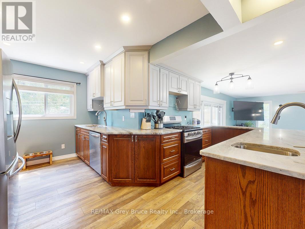 864 16th Street W, Georgian Bluffs, Ontario  N4K 6V5 - Photo 12 - X12323263