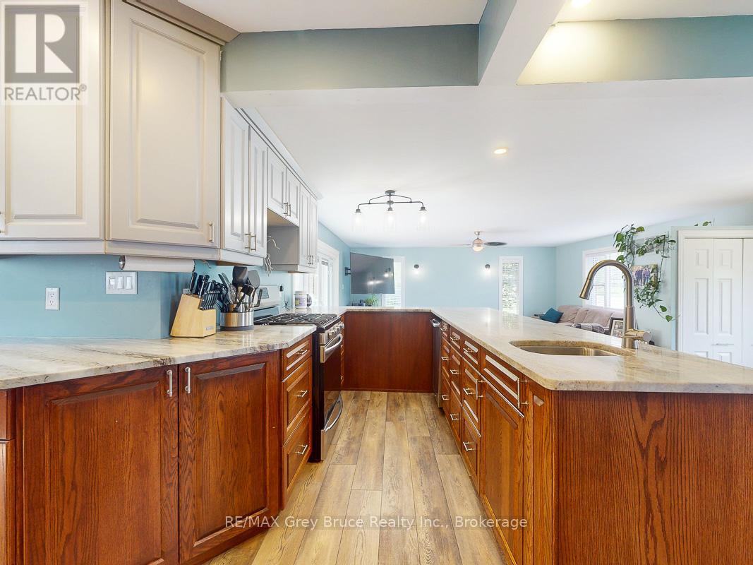 864 16th Street W, Georgian Bluffs, Ontario  N4K 6V5 - Photo 13 - X12323263