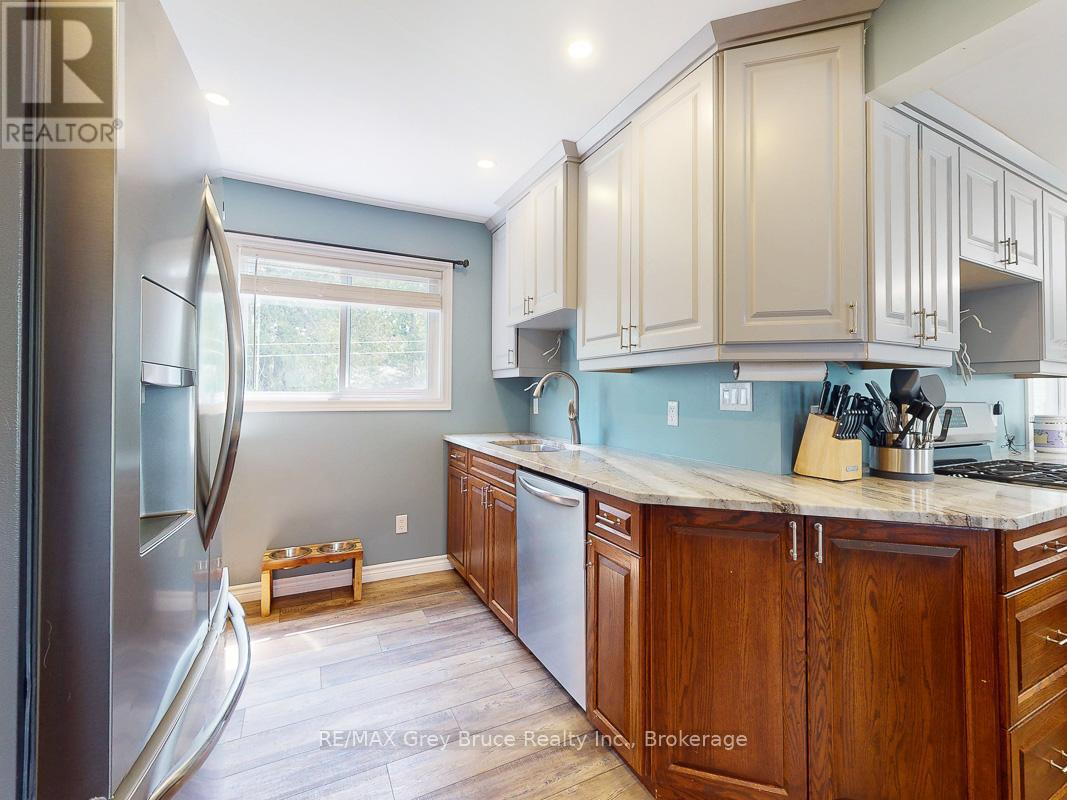 864 16th Street W, Georgian Bluffs, Ontario  N4K 6V5 - Photo 14 - X12323263