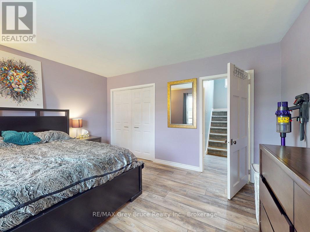 864 16th Street W, Georgian Bluffs, Ontario  N4K 6V5 - Photo 16 - X12323263