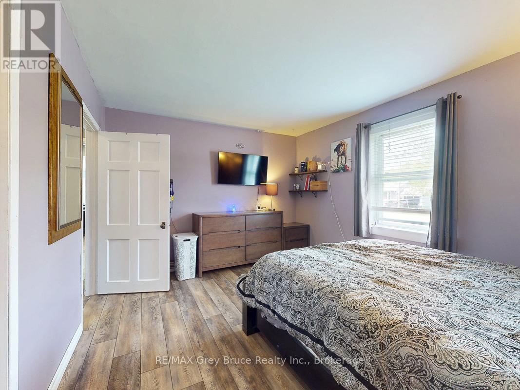 864 16th Street W, Georgian Bluffs, Ontario  N4K 6V5 - Photo 19 - X12323263